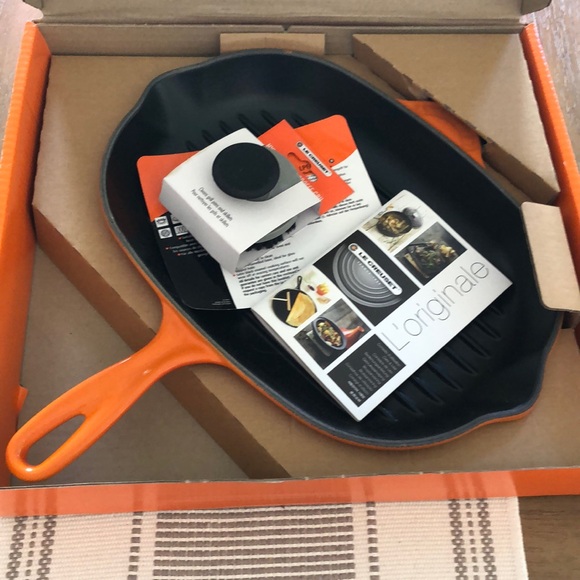 New Le Crueset with scrubbing brush - Picture 1 of 2